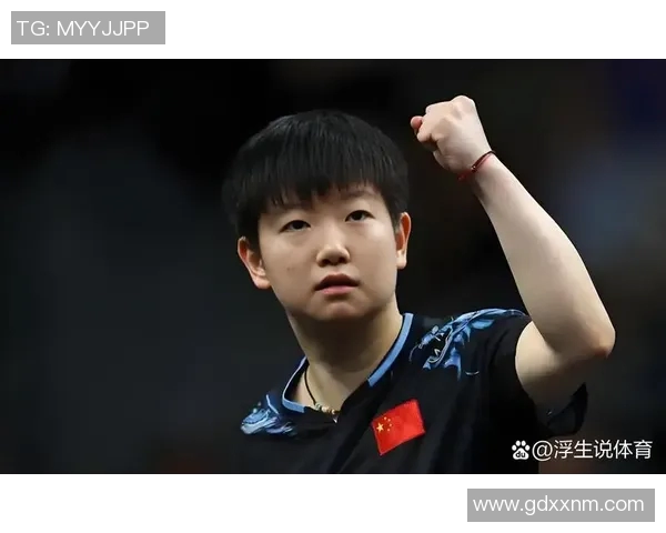 银色头发的足球明星女将展现独特魅力与运动风采