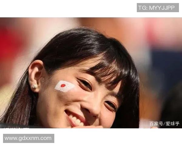 陪伴足球明星的神秘女生身份揭秘引发热议与关注