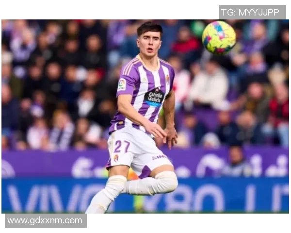 韩国足球明星的儿子崭露头角成为新一代足球希望之星